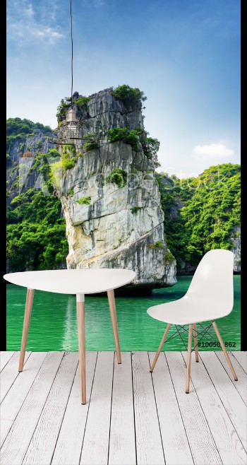 Bild på Scenic rock pillar and azure water in the Ha Long Bay Vietnam